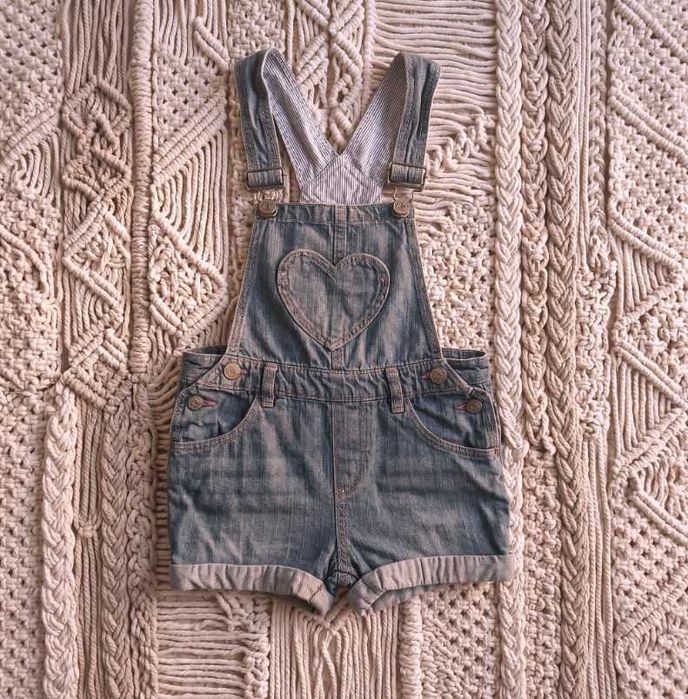 Jeansowe ogrodniczki H&M z serduszkiem – krótkie szorty 86