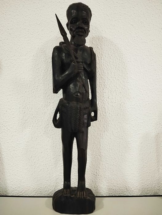 Escultura Africana em Madeira – Guerreiro com Lança