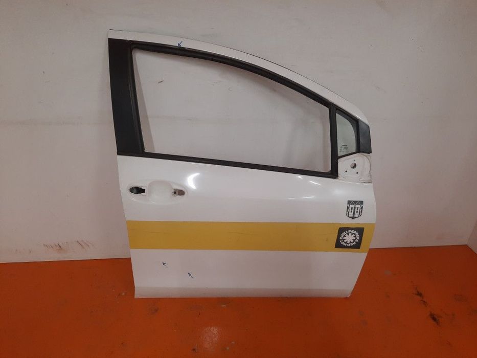 TOYOTA YARIS II 2 05-09 DRZWI PRZÓD PRZEDNIE PRAWE  068