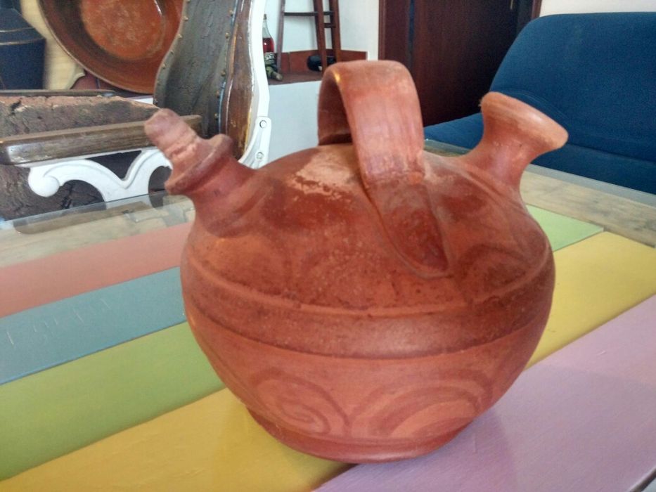 Barril antigo em barro.