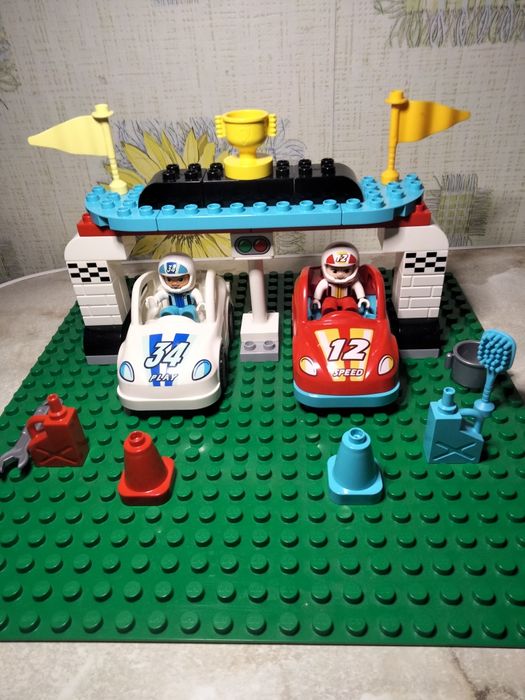 LEGO DUPLO "Гоночні автомобілі" 10947