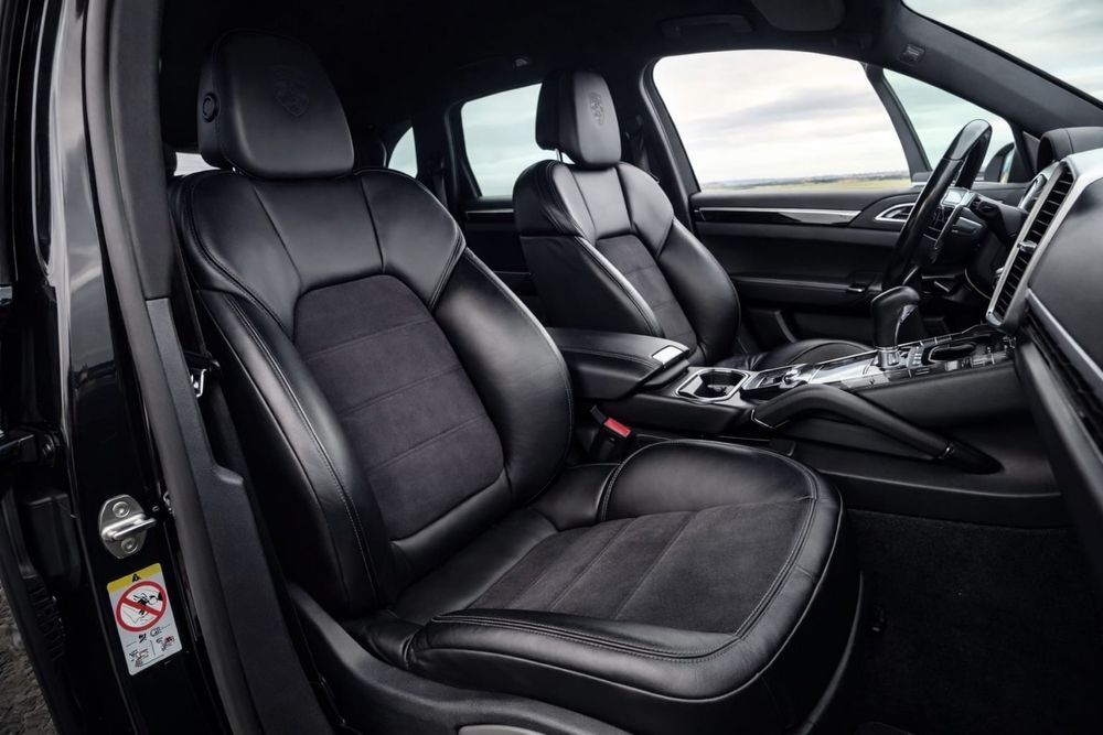 Porsche Cayenne E-Hybrid - 416 cv - SUV de luxo