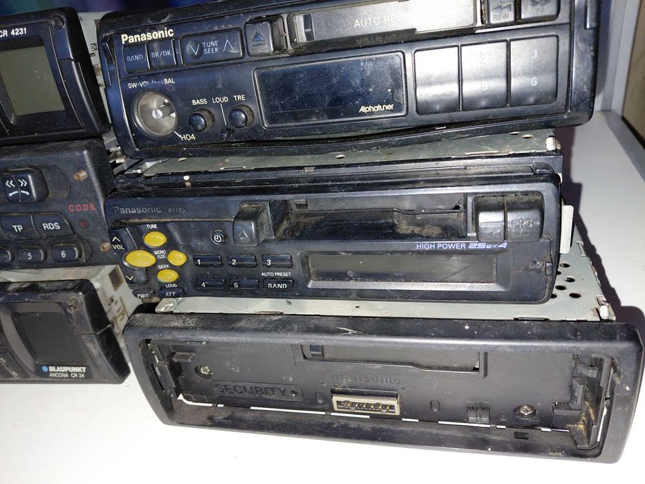 Wyprzedaż garażowa, stare radia niesprawne