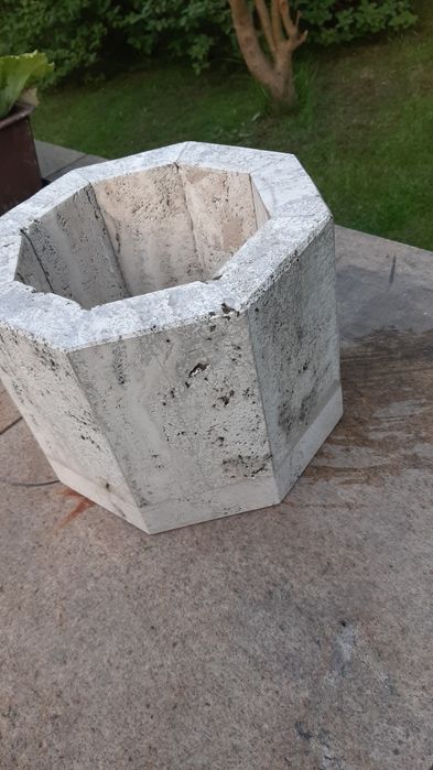 Donica z kamienia ręcznie wykonana