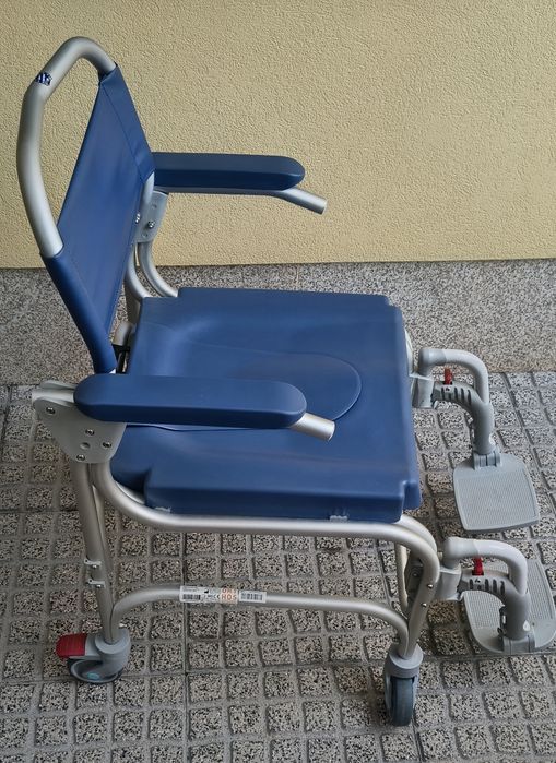 Cadeira de rodas para banho e sanitária
