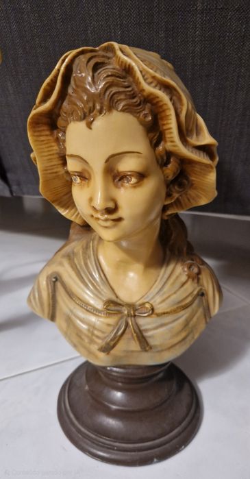 Várias estatuetas antigas