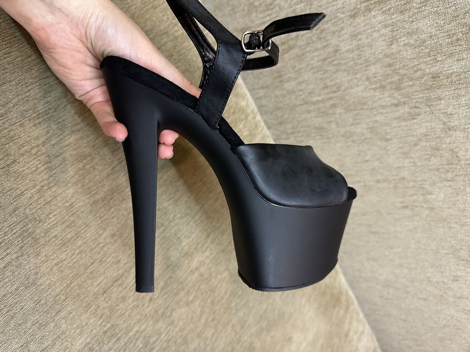 Матові стрип босоніжки PLEASER