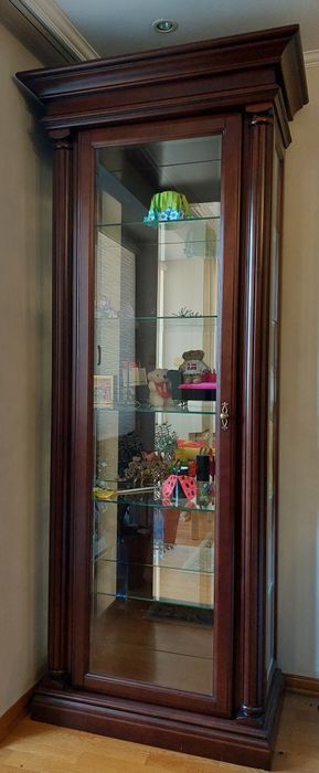 Вітрина однодверна з масиву дерева