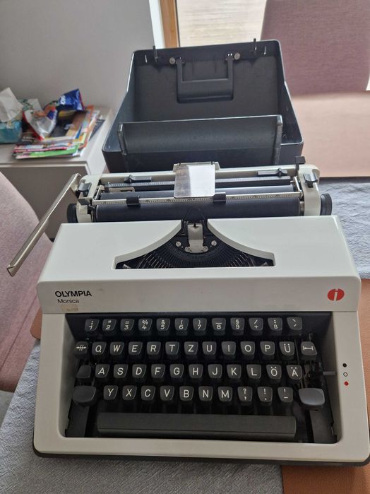 Sprzedam maszynę do pisania.