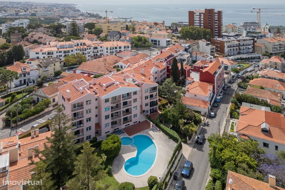 T2 Remodelado com Piscina a 500m da Marginal, Monte Estoril