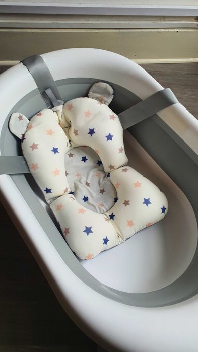 Banheira para recém-nascidos que ocupa muito pouco espaço.