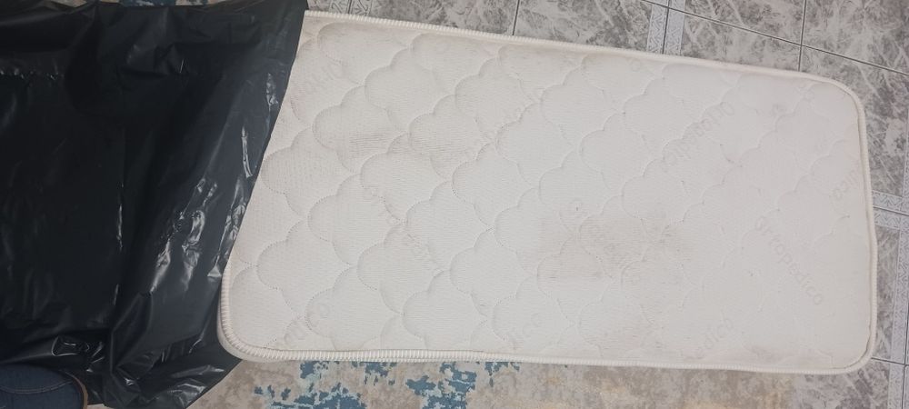 Cama de bebé cinzenta