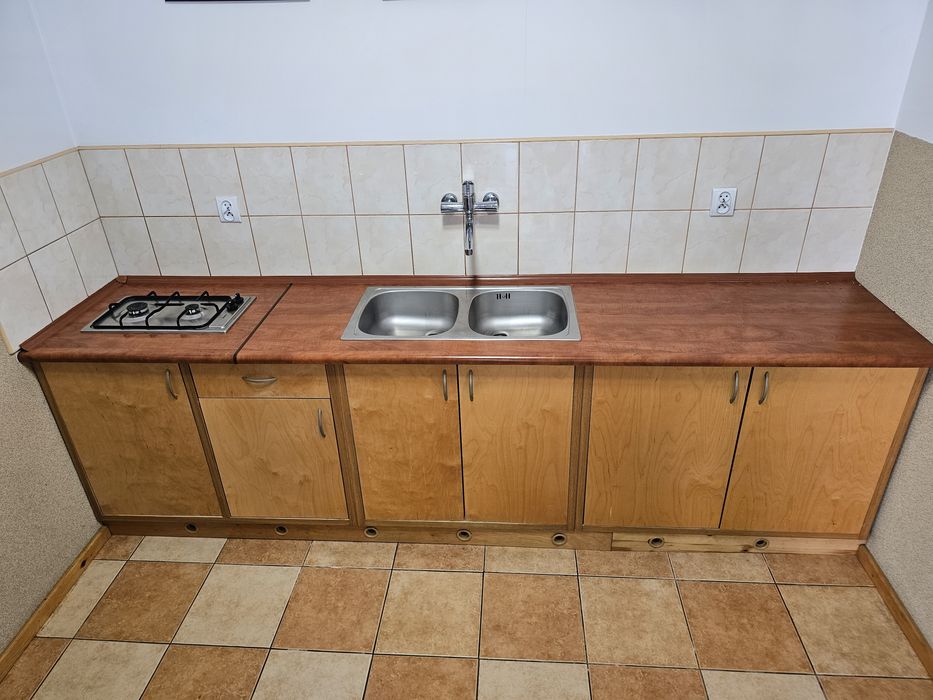 Meble kuchenne z wyposażeniem.