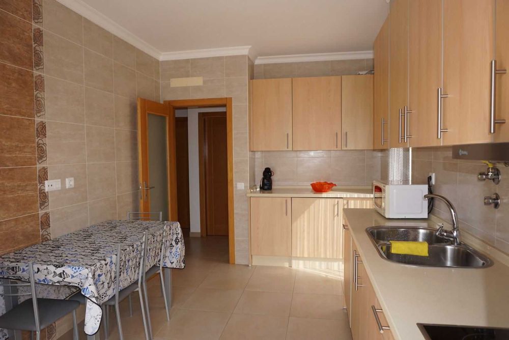 T1 -4/5 pessoas Altura churrasqueira, terraço, 120 Mts da praia.