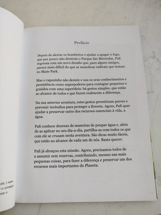 Livro de crianças "O pafi ensina a poupar água" de Lara Xavier