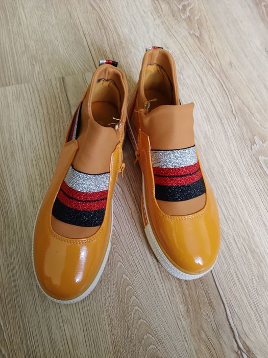 Musztardowe buty damskie.