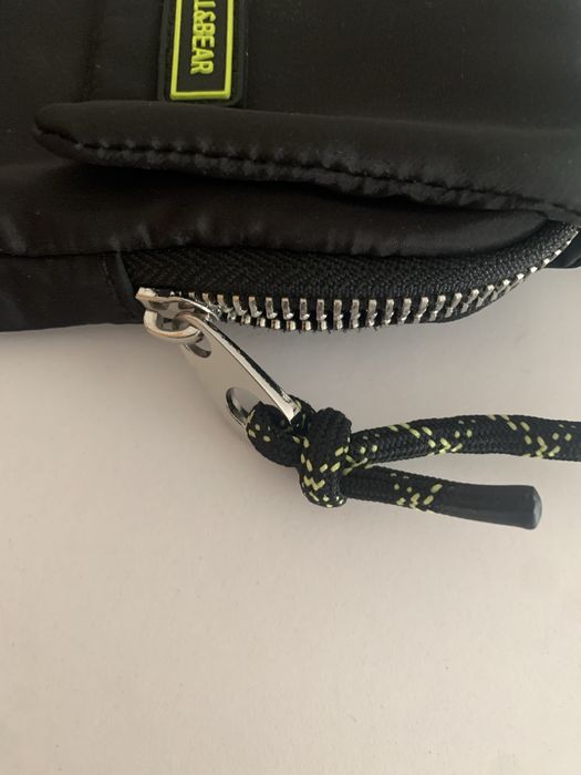 Bolsa pequena com cordão . Marca Pull Bear64585891350786122