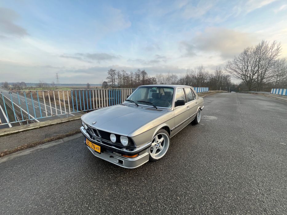 BMW 520i e28 - tablice zabytkowe, dodatki Alpina, Hamann