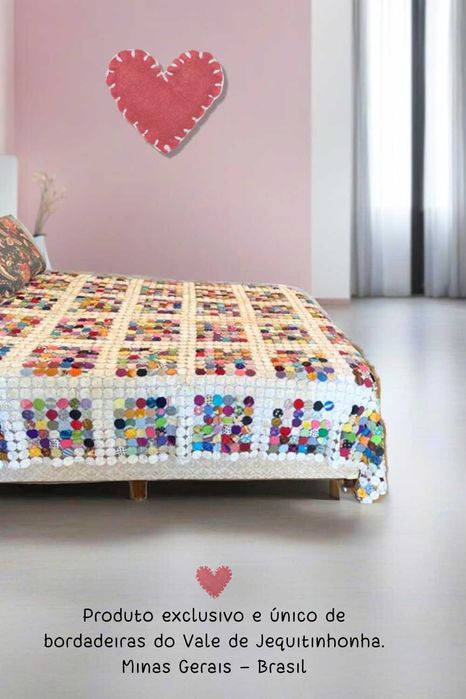 Linda e colorida colcha de fuxico, antiga e em ótimo estado.