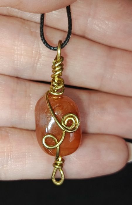 Zawieszka wisior z karneolem, mosiądz