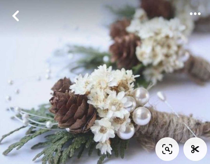 Zimowa butonierka z szyszkami i perłami