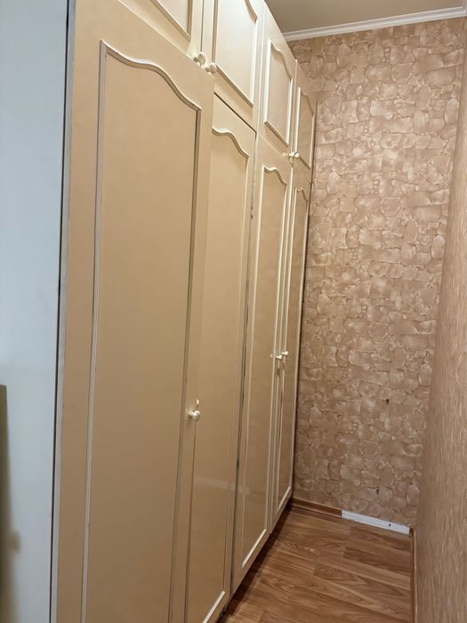 Шафа в вітальню чи спальну кімнату