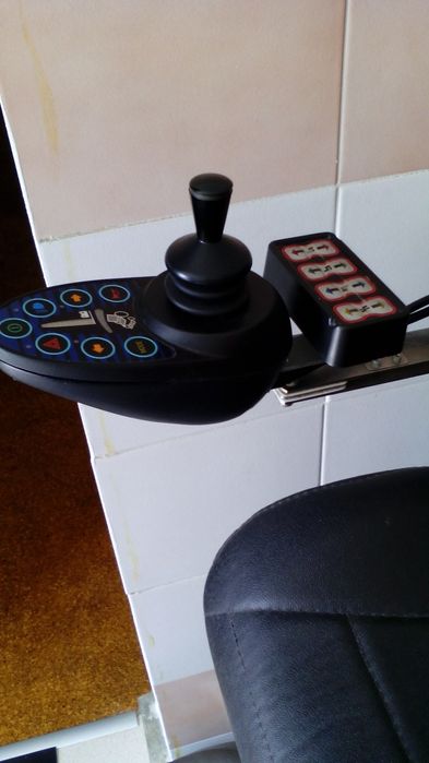 Vendo cadeira de rodas eletrica