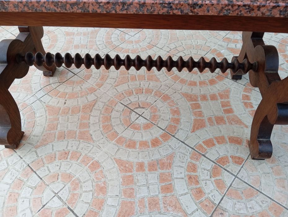 Mesa de sala em madeira