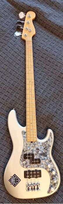 Fender American Deluxe Precision Bass