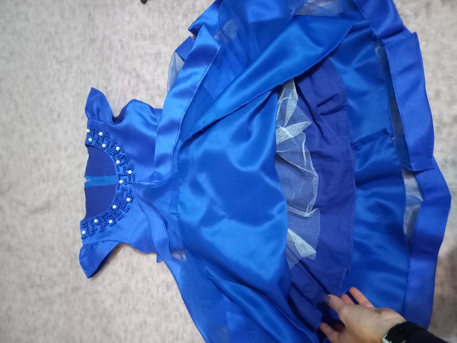 Продам сукню на дівчинку 130 см