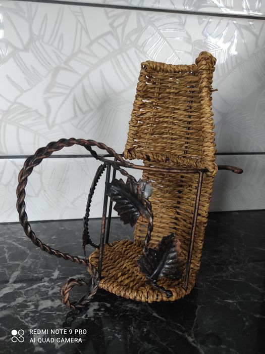 Oryginalny stojak podajnik na wino metaloplastyka (liście) + wiklina
