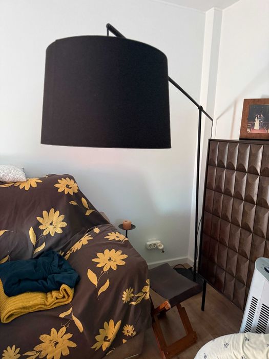 Candeeiro Alto com design apelativo