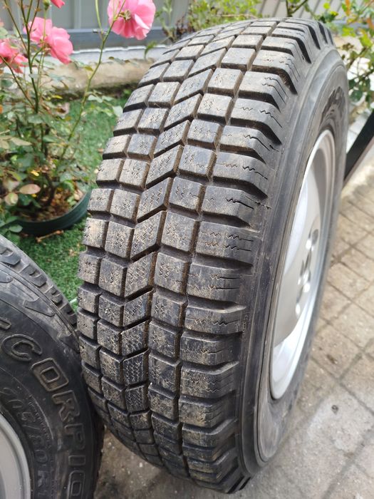 4 Jantes com pneus usados Discovery TD5 ou Range Rover P38 5X120