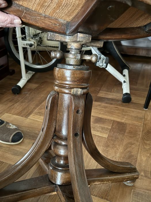 Antyczny taboret do pianina, regulowany
