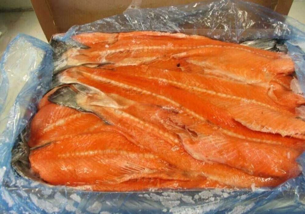 Хребет хребты лосося. Обрезь лосося, креветка, рыба