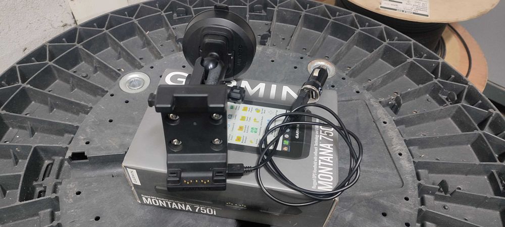 Garmin 750I + suporte auto