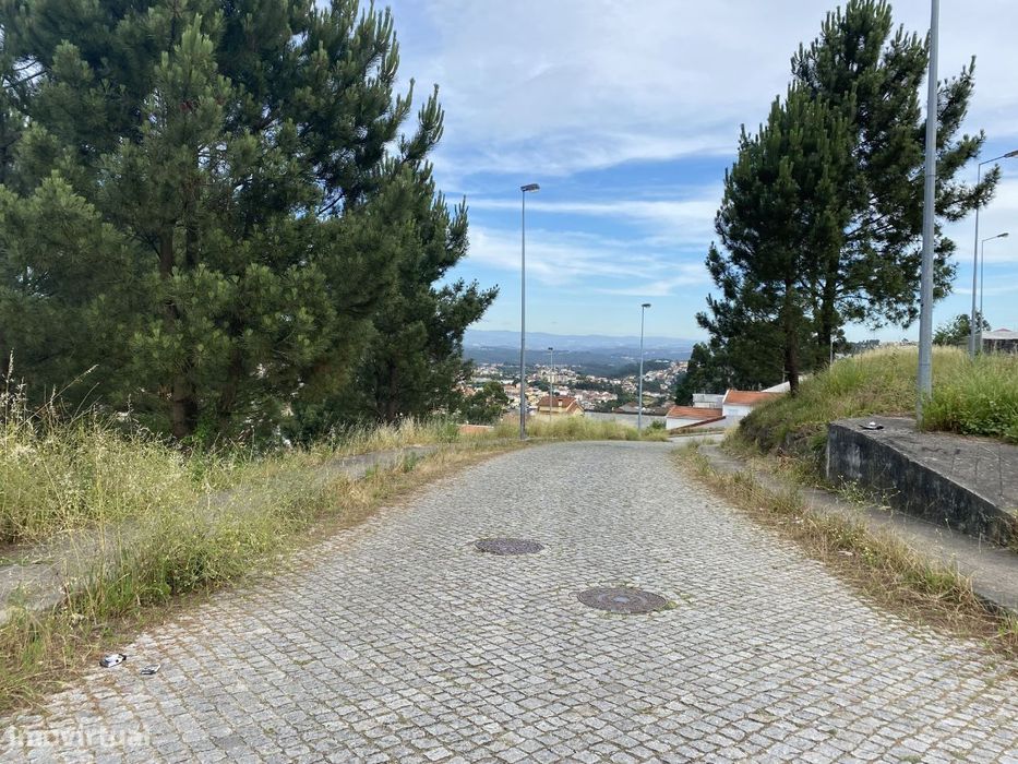 vende-se lote de terreno para moradia de três frentes — Fânzeres E São Pedro Da Cova, Porto