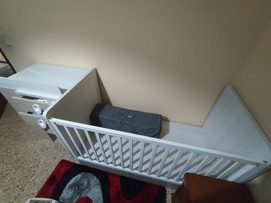 Cama de bebe com camiseiros