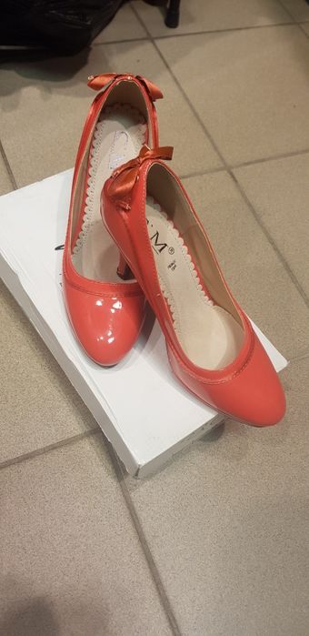 Buty szpilki ,lakierowane,koralowe