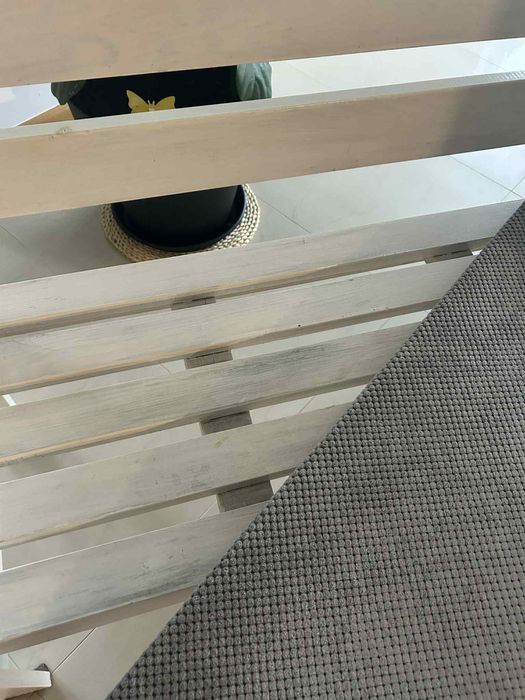 Drewniana biała ławka