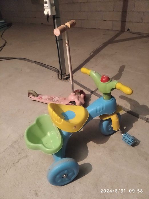 Triciclo e trotinete para menina.