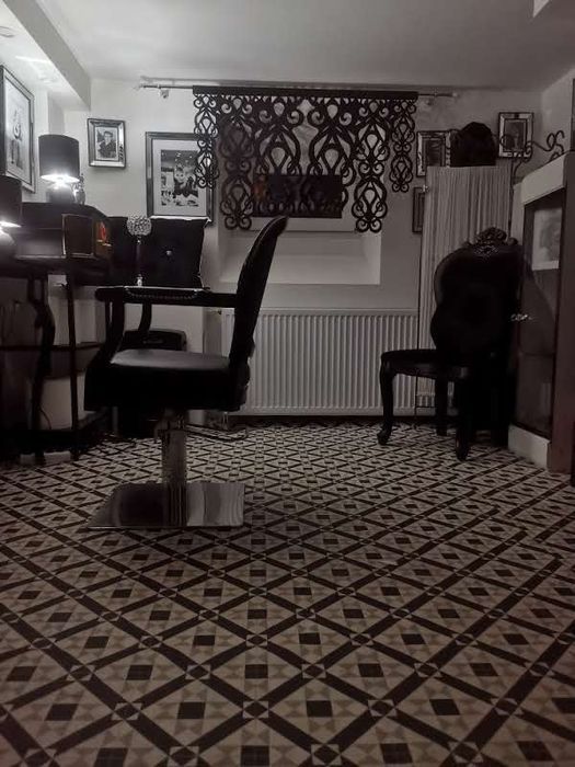 Sprzedam umeblowanie salonu fryzjesrko-kosmetycznego.