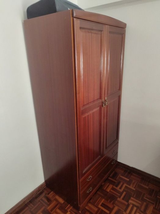 Roupeiro de madeira