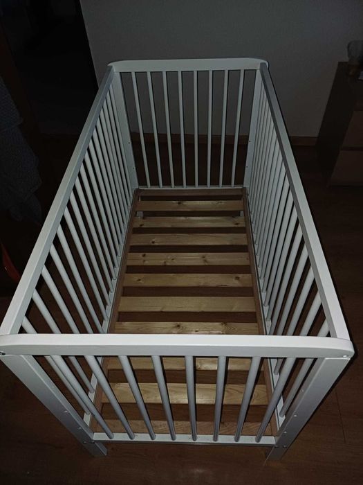 Cama bebé com colchão