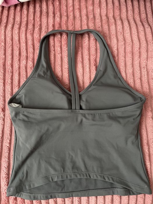 Жіноча спортивна майка сірого кольору