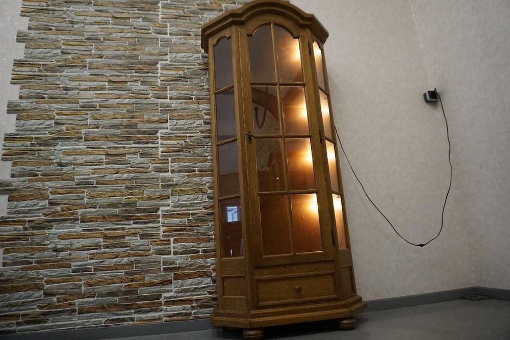 Witryna Dębowa Wąska Płaska Przeszklona Serwantka z Szufladą Podświetlana szer. 84 cm