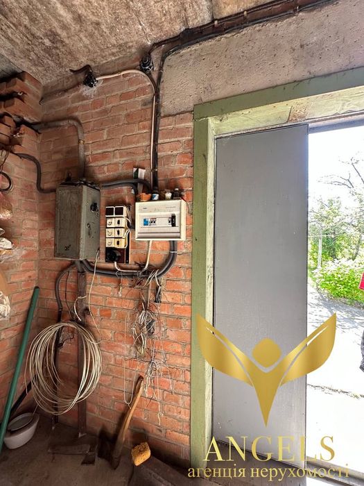 Продаж двоповерхового будинку із трьома гаражами та -1 поверхом