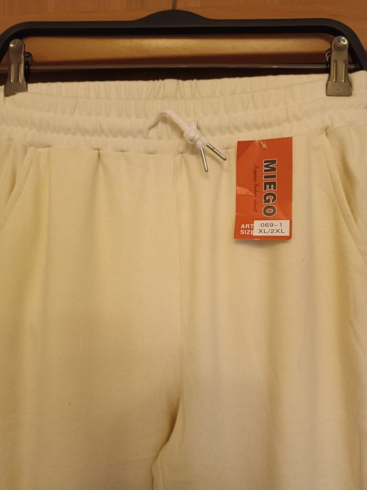 Nowe,Damskie,,kremowe.spodnie- leginsy ,od środka ocieplene,roz xl/2