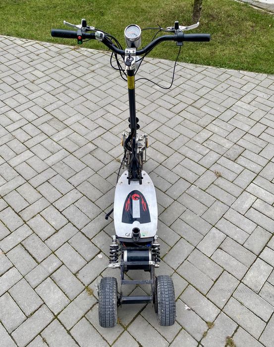 Самокат трёхколёсный