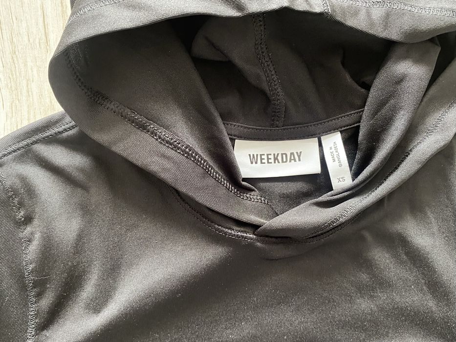 Czarna bluzka z kapturem weekday Xs jak nowa